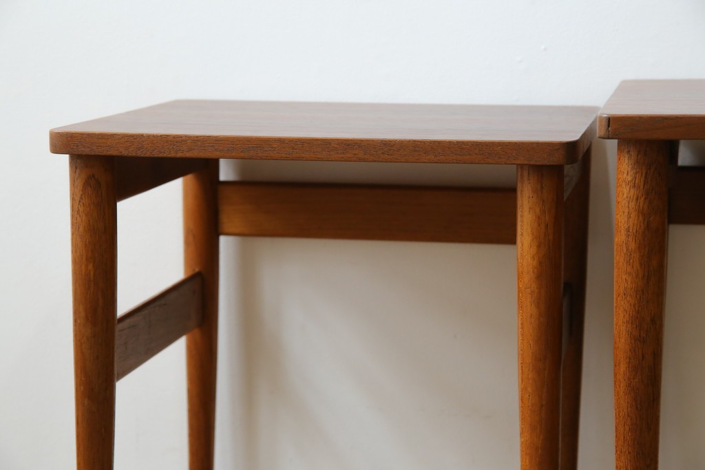 イギリスビンテージ　天板ローズウッド　北欧テイストのお部屋におすすめ!!スタイリッシュなデザインが魅力のネストテーブル　(R-065155)