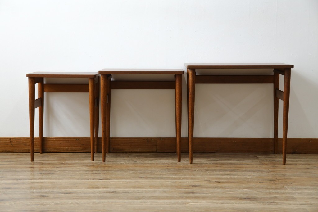 イギリスビンテージ　天板ローズウッド　北欧テイストのお部屋におすすめ!!スタイリッシュなデザインが魅力のネストテーブル　(R-065155)