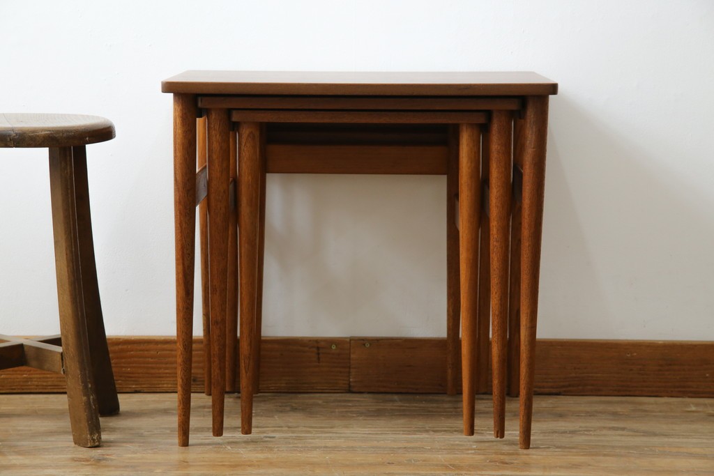 イギリスビンテージ　天板ローズウッド　北欧テイストのお部屋におすすめ!!スタイリッシュなデザインが魅力のネストテーブル　(R-065155)