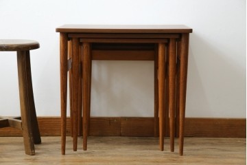 イギリスビンテージ　天板ローズウッド　北欧テイストのお部屋におすすめ!!スタイリッシュなデザインが魅力のネストテーブル　(R-065155)