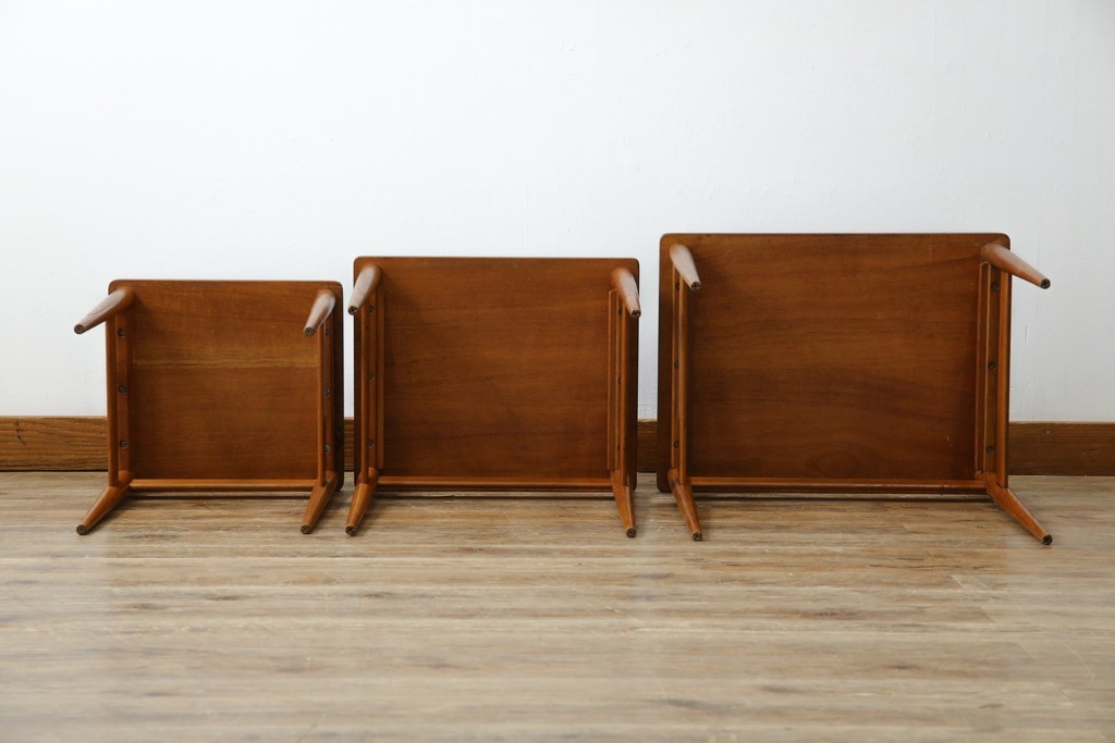 イギリスビンテージ　天板ローズウッド　北欧テイストのお部屋におすすめ!!スタイリッシュなデザインが魅力のネストテーブル　(R-065155)