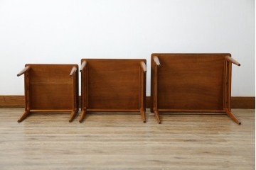 イギリスビンテージ　天板ローズウッド　北欧テイストのお部屋におすすめ!!スタイリッシュなデザインが魅力のネストテーブル　(R-065155)