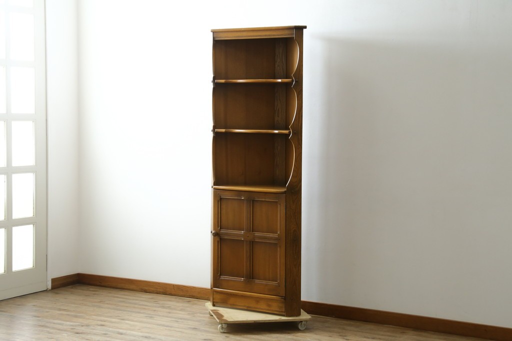 イギリスヴィンテージ　ERCOL(アーコール)　ニレ材　優美なデザインがおしゃれなコーナーキャビネット　(R-065163)