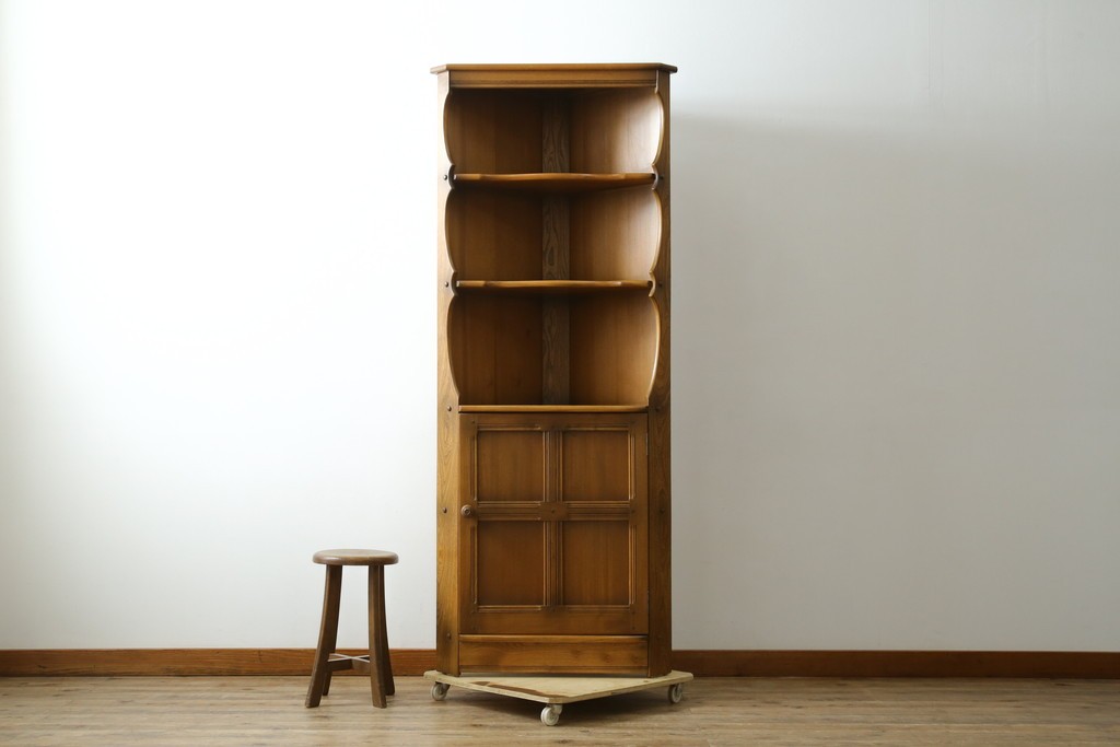 イギリスヴィンテージ　ERCOL(アーコール)　ニレ材　優美なデザインがおしゃれなコーナーキャビネット　(R-065163)
