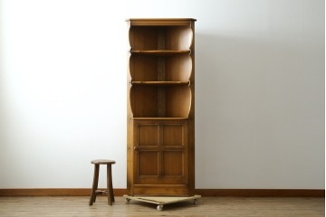 イギリスヴィンテージ　ERCOL(アーコール)　ニレ材　優美なデザインがおしゃれなコーナーキャビネット　(R-065163)