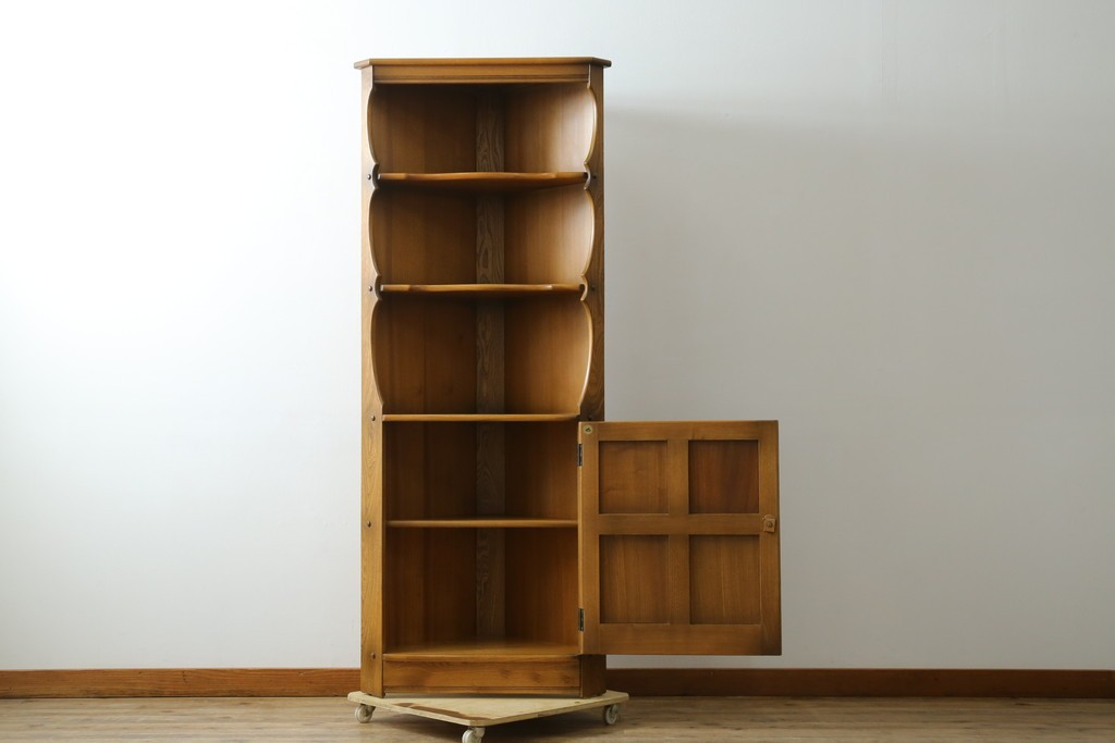 イギリスヴィンテージ　ERCOL(アーコール)　ニレ材　優美なデザインがおしゃれなコーナーキャビネット　(R-065163)
