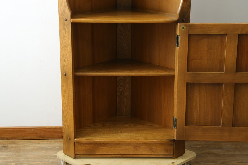 イギリスヴィンテージ　ERCOL(アーコール)　ニレ材　優美なデザインがおしゃれなコーナーキャビネット　(R-065163)
