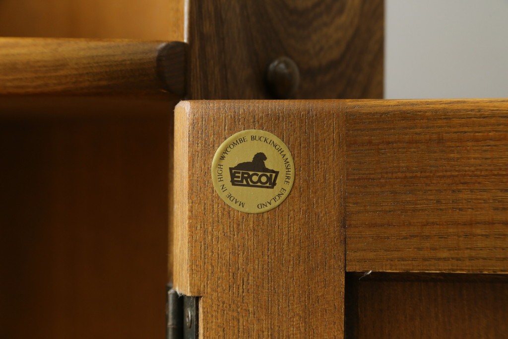 イギリスヴィンテージ　ERCOL(アーコール)　ニレ材　優美なデザインがおしゃれなコーナーキャビネット　(R-065163)