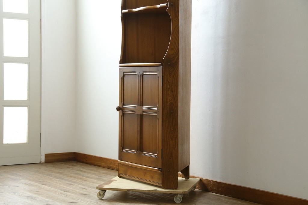 イギリスヴィンテージ　ERCOL(アーコール)　ニレ材　優美なデザインがおしゃれなコーナーキャビネット　(R-065163)