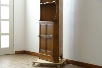 イギリスヴィンテージ　ERCOL(アーコール)　ニレ材　優美なデザインがおしゃれなコーナーキャビネット　(R-065163)