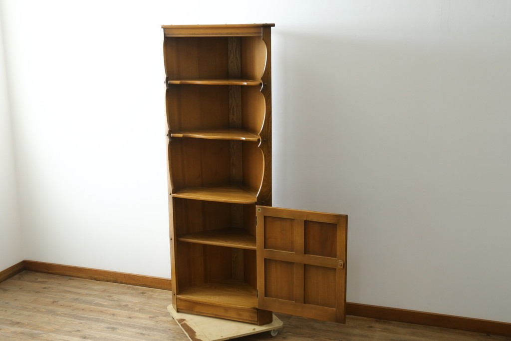 イギリスヴィンテージ　ERCOL(アーコール)　ニレ材　優美なデザインがおしゃれなコーナーキャビネット　(R-065163)