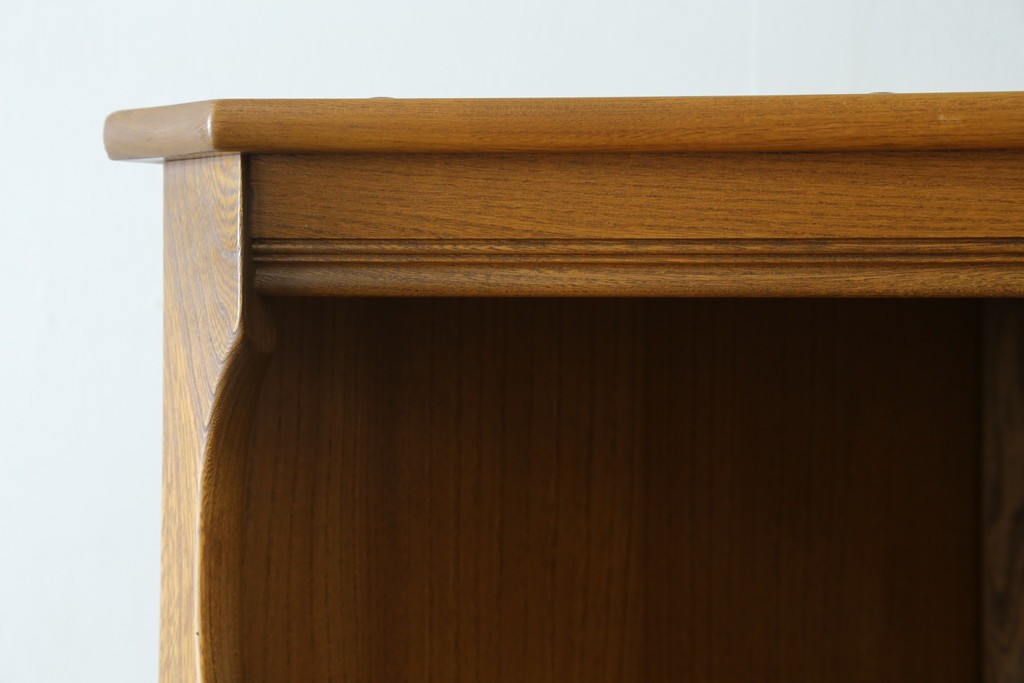 イギリスヴィンテージ　ERCOL(アーコール)　ニレ材　優美なデザインがおしゃれなコーナーキャビネット　(R-065163)