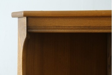 イギリスヴィンテージ　ERCOL(アーコール)　ニレ材　優美なデザインがおしゃれなコーナーキャビネット　(R-065163)