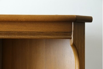 イギリスヴィンテージ　ERCOL(アーコール)　ニレ材　優美なデザインがおしゃれなコーナーキャビネット　(R-065163)