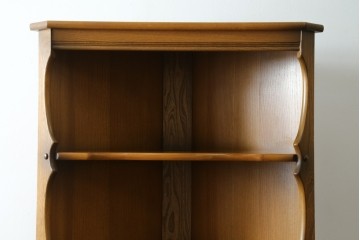 イギリスヴィンテージ　ERCOL(アーコール)　ニレ材　優美なデザインがおしゃれなコーナーキャビネット　(R-065163)
