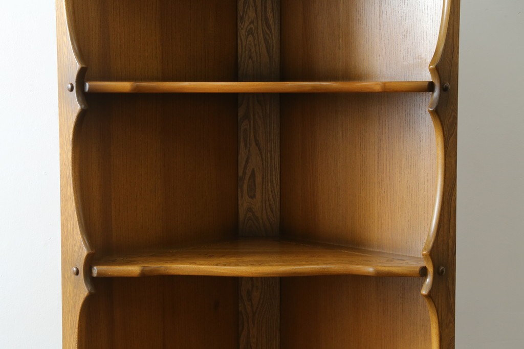 イギリスヴィンテージ　ERCOL(アーコール)　ニレ材　優美なデザインがおしゃれなコーナーキャビネット　(R-065163)