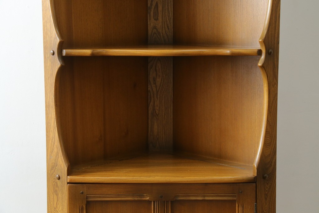 イギリスヴィンテージ　ERCOL(アーコール)　ニレ材　優美なデザインがおしゃれなコーナーキャビネット　(R-065163)