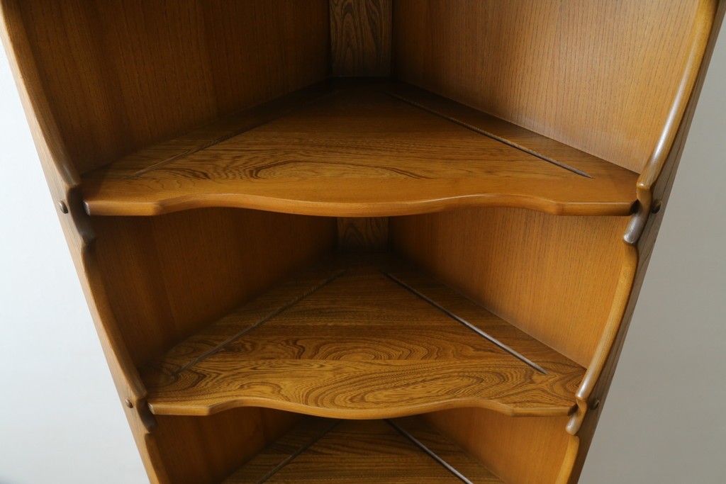 イギリスヴィンテージ　ERCOL(アーコール)　ニレ材　優美なデザインがおしゃれなコーナーキャビネット　(R-065163)