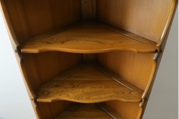 イギリスヴィンテージ　ERCOL(アーコール)　ニレ材　優美なデザインがおしゃれなコーナーキャビネット　(R-065163)