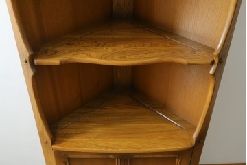 イギリスヴィンテージ　ERCOL(アーコール)　ニレ材　優美なデザインがおしゃれなコーナーキャビネット　(R-065163)