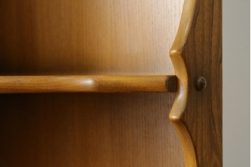 イギリスヴィンテージ　ERCOL(アーコール)　ニレ材　優美なデザインがおしゃれなコーナーキャビネット　(R-065163)