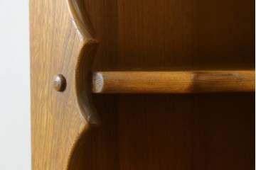 イギリスヴィンテージ　ERCOL(アーコール)　ニレ材　優美なデザインがおしゃれなコーナーキャビネット　(R-065163)