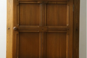 イギリスヴィンテージ　ERCOL(アーコール)　ニレ材　優美なデザインがおしゃれなコーナーキャビネット　(R-065163)