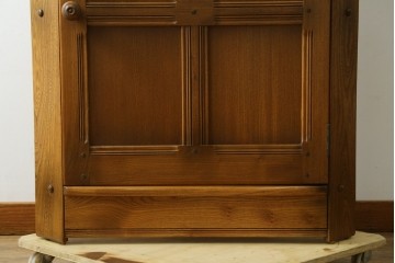 イギリスヴィンテージ　ERCOL(アーコール)　ニレ材　優美なデザインがおしゃれなコーナーキャビネット　(R-065163)