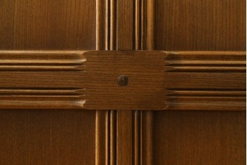 イギリスヴィンテージ　ERCOL(アーコール)　ニレ材　優美なデザインがおしゃれなコーナーキャビネット　(R-065163)