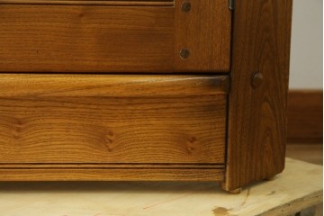 イギリスヴィンテージ　ERCOL(アーコール)　ニレ材　優美なデザインがおしゃれなコーナーキャビネット　(R-065163)