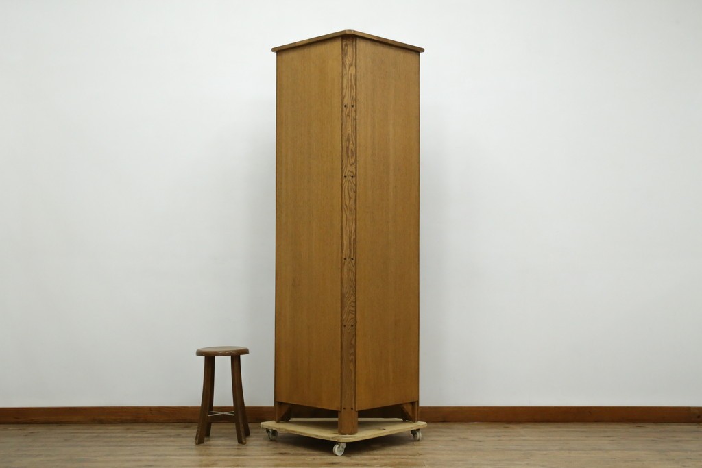 イギリスヴィンテージ　ERCOL(アーコール)　ニレ材　優美なデザインがおしゃれなコーナーキャビネット　(R-065163)