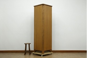 イギリスヴィンテージ　ERCOL(アーコール)　ニレ材　優美なデザインがおしゃれなコーナーキャビネット　(R-065163)