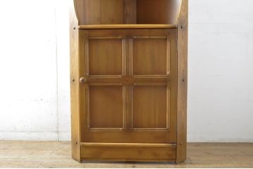 イギリスヴィンテージ　ERCOL(アーコール)　ニレ材　優美なデザインがおしゃれなコーナーキャビネット(収納棚、飾り棚、ラック、ビンテージ)(R-065163)
