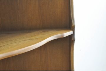 イギリスヴィンテージ　ERCOL(アーコール)　ニレ材　優美なデザインがおしゃれなコーナーキャビネット(収納棚、飾り棚、ラック、ビンテージ)(R-065163)