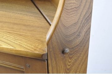イギリスヴィンテージ　ERCOL(アーコール)　ニレ材　優美なデザインがおしゃれなコーナーキャビネット(収納棚、飾り棚、ラック、ビンテージ)(R-065163)