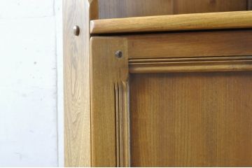イギリスヴィンテージ　ERCOL(アーコール)　ニレ材　優美なデザインがおしゃれなコーナーキャビネット(収納棚、飾り棚、ラック、ビンテージ)(R-065163)
