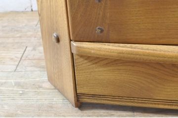 イギリスヴィンテージ　ERCOL(アーコール)　ニレ材　優美なデザインがおしゃれなコーナーキャビネット(収納棚、飾り棚、ラック、ビンテージ)(R-065163)