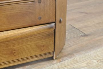 イギリスヴィンテージ　ERCOL(アーコール)　ニレ材　優美なデザインがおしゃれなコーナーキャビネット(収納棚、飾り棚、ラック、ビンテージ)(R-065163)