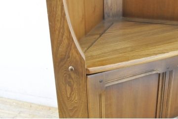 イギリスヴィンテージ　ERCOL(アーコール)　ニレ材　優美なデザインがおしゃれなコーナーキャビネット(収納棚、飾り棚、ラック、ビンテージ)(R-065163)