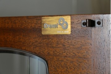 中古　DREXEL HERITAGE(ドレクセルヘリテイジ)　FRANCESCA(フランチェスカ)シリーズ 照明付き!堂々とした佇まいのキャビネット　定価約141万円　(R-065164)