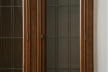 中古　DREXEL HERITAGE(ドレクセルヘリテイジ)　FRANCESCA(フランチェスカ)シリーズ 照明付き!堂々とした佇まいのキャビネット　定価約141万円　(R-065164)