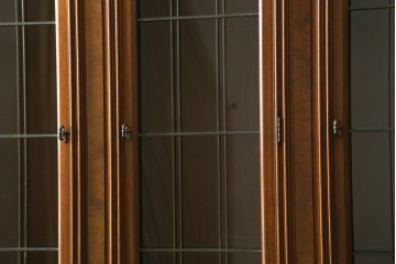中古　DREXEL HERITAGE(ドレクセルヘリテイジ)　FRANCESCA(フランチェスカ)シリーズ 照明付き!堂々とした佇まいのキャビネット　定価約141万円　(R-065164)