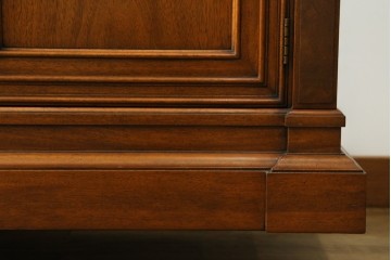 中古　DREXEL HERITAGE(ドレクセルヘリテイジ)　FRANCESCA(フランチェスカ)シリーズ 照明付き!堂々とした佇まいのキャビネット　定価約141万円　(R-065164)