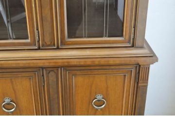 中古　DREXEL HERITAGE(ドレクセルヘリテイジ)　FRANCESCA(フランチェスカ)シリーズ 照明付き!堂々とした佇まいのキャビネット(収納棚、戸棚、食器棚、カップボード、飾り棚)(定価約141万円)(R-065164)