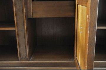 中古　DREXEL HERITAGE(ドレクセルヘリテイジ)　FRANCESCA(フランチェスカ)シリーズ 照明付き!堂々とした佇まいのキャビネット(収納棚、戸棚、食器棚、カップボード、飾り棚)(定価約141万円)(R-065164)