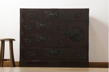 中古　美品!!　国産職人手造り　前面欅(ケヤキ)材　内部桐材　和の風格漂う佇まいが魅力!!美しい塗装の民芸箪笥(和タンス、収納たんす、引き出し、整理箪笥、衣装箪笥)(R-065166)