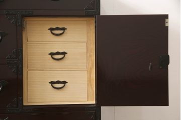 中古　美品!!　国産職人手造り　前面欅(ケヤキ)材　内部桐材　和の風格漂う佇まいが魅力!!美しい塗装の民芸箪笥(和タンス、収納たんす、引き出し、整理箪笥、衣装箪笥)(R-065166)
