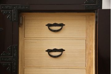 中古　美品!!　国産職人手造り　前面欅(ケヤキ)材　内部桐材　和の風格漂う佇まいが魅力!!美しい塗装の民芸箪笥(和タンス、収納たんす、引き出し、整理箪笥、衣装箪笥)(R-065166)