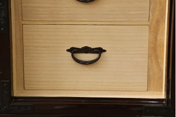 中古　美品!!　国産職人手造り　前面欅(ケヤキ)材　内部桐材　和の風格漂う佇まいが魅力!!美しい塗装の民芸箪笥(和タンス、収納たんす、引き出し、整理箪笥、衣装箪笥)(R-065166)