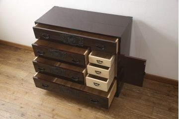 中古　美品!!　国産職人手造り　前面欅(ケヤキ)材　内部桐材　和の風格漂う佇まいが魅力!!美しい塗装の民芸箪笥(和タンス、収納たんす、引き出し、整理箪笥、衣装箪笥)(R-065166)